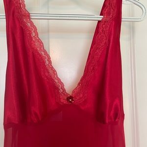 ❤️Red semi sheer nightie w/matching robe. Perfect for Valentine’s Day Sz Sm❤️